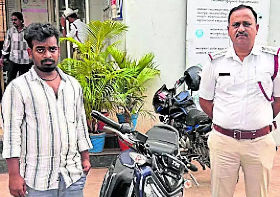 Karnataka : बीयर पीते हुए बाइक चलाने पर मामला दर्ज Karnataka : बीयर पीते हुए बाइक चलाने पर मामला दर्ज