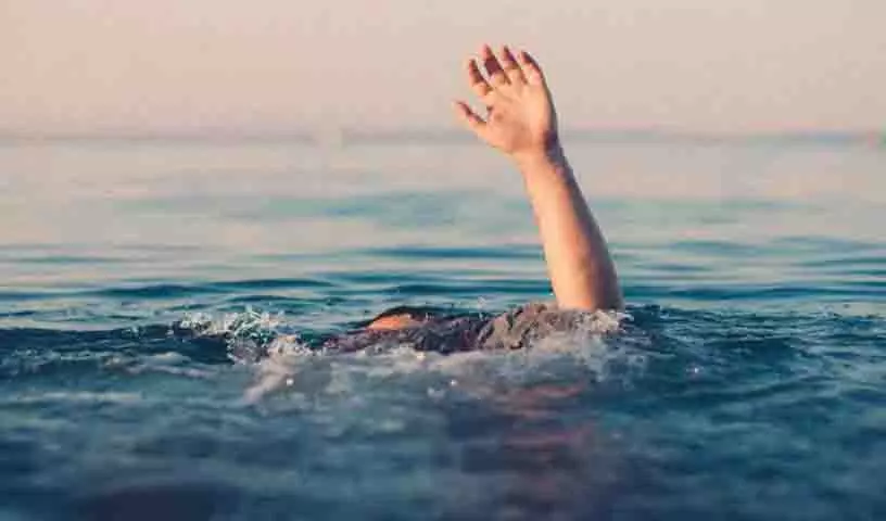 Mancherial में खेत के कुएं में डूबकर किशोर की मौत, आनंद यात्रा जानलेवा साबित हुई Mancherial में खेत के कुएं में डूबकर किशोर की मौत, आनंद यात्रा जानलेवा साबित हुई