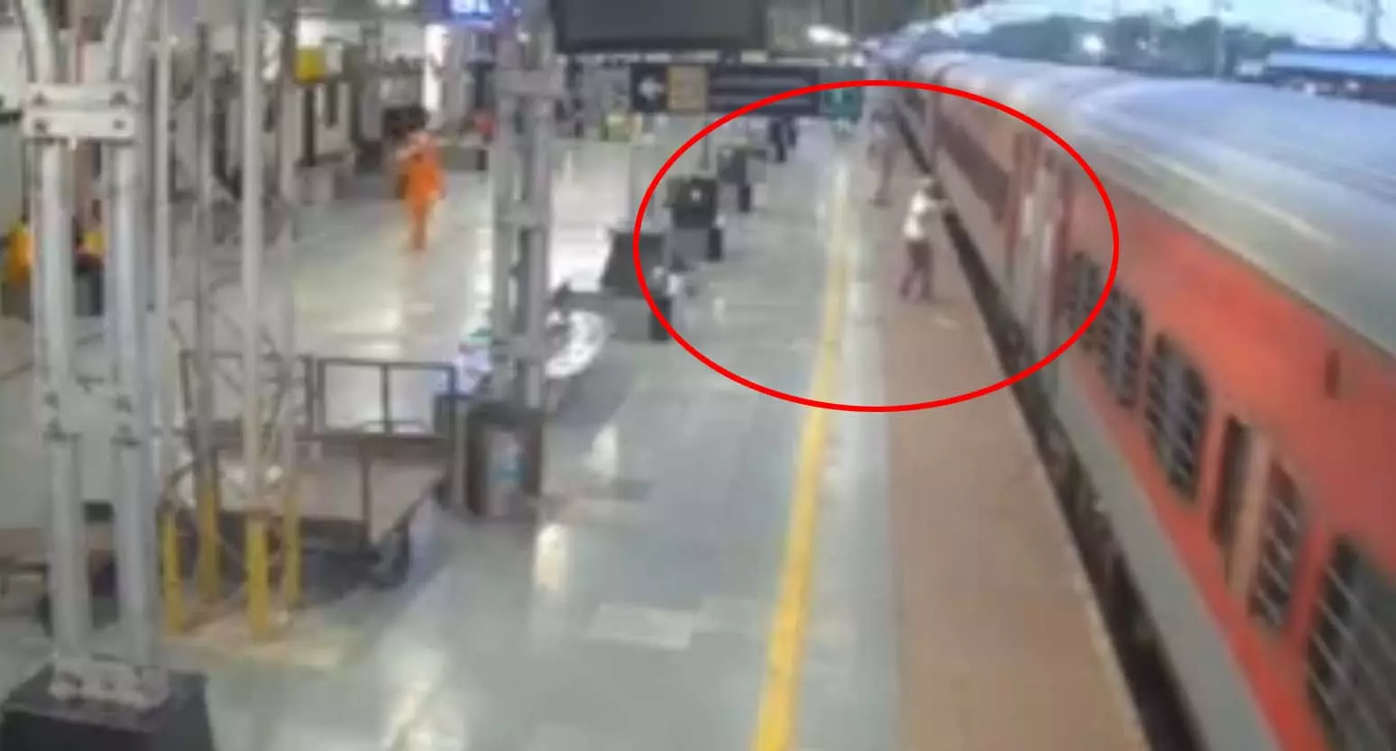 RPF जवान बना देवदूत, बुजुर्ग की ऐसे बचाई जान, देखें VIDEO RPF जवान बना देवदूत, बुजुर्ग की ऐसे बचाई जान, देखें VIDEO