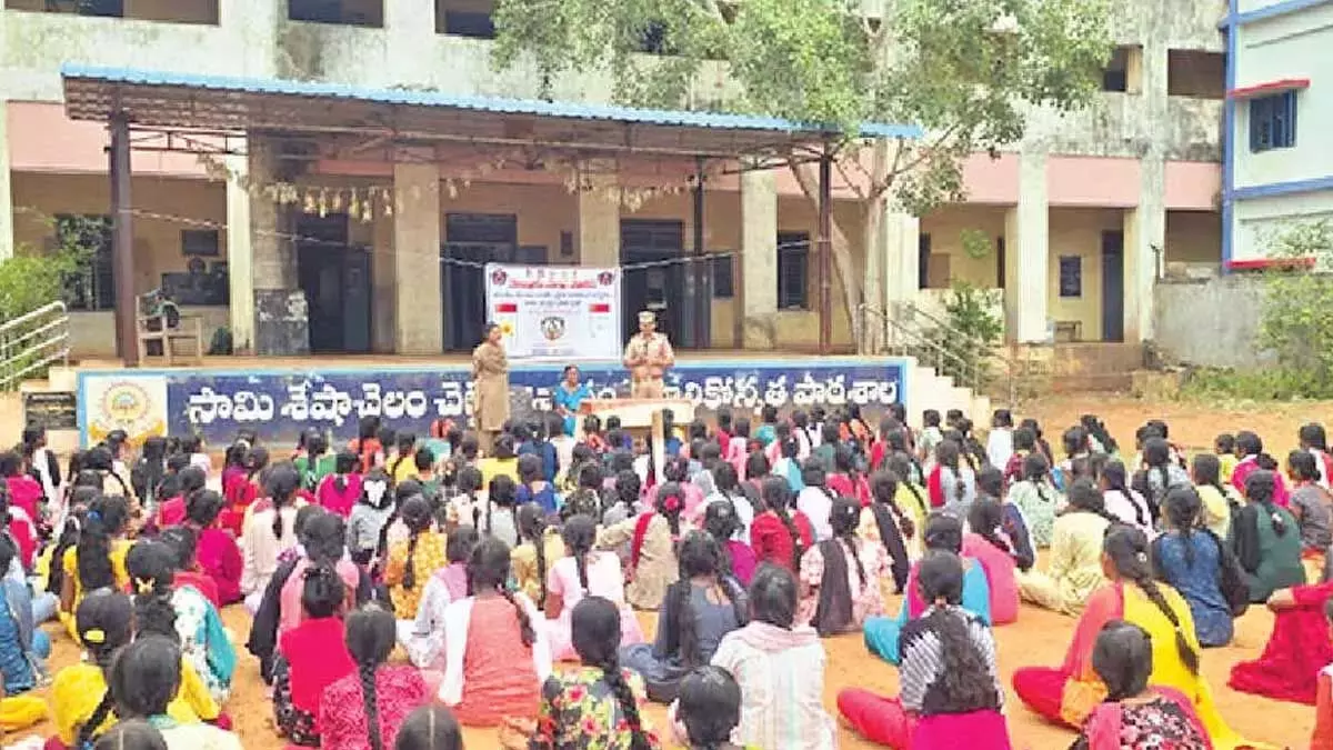 पुलिस ने नेल्लोर जिले में जागरूकता शिविर आयोजित किए पुलिस ने नेल्लोर जिले में जागरूकता शिविर आयोजित किए