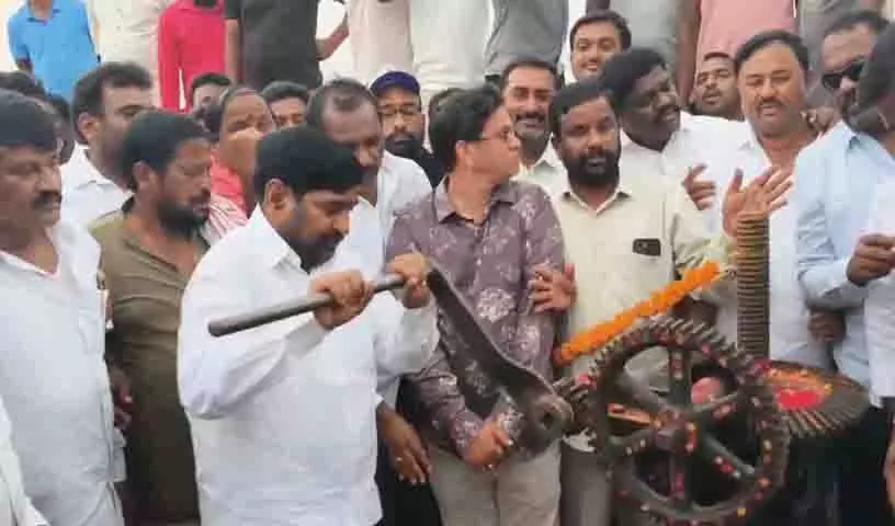 पूर्व मंत्री Jagadish Reddy ने मुसी लेफ्ट नहर में पानी छोड़ा पूर्व मंत्री Jagadish Reddy ने मुसी लेफ्ट नहर में पानी छोड़ा