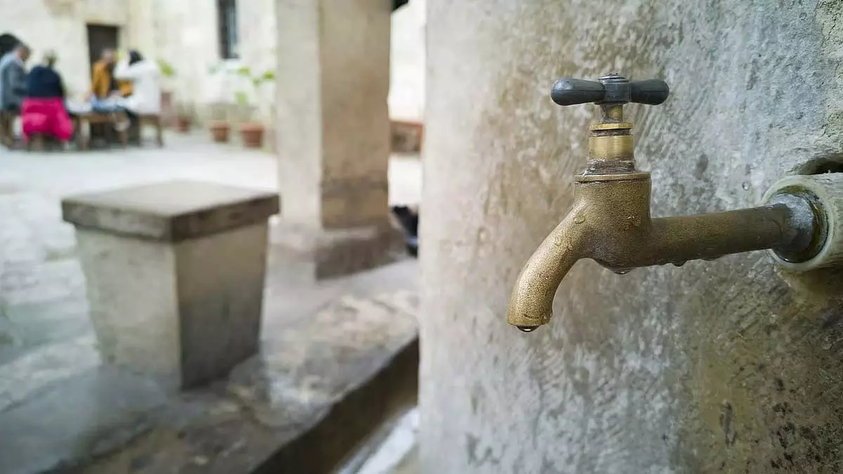Water की पाइपलाइन में रिसाव से पुणे के कई इलाकों में आपूर्ति प्रभावित Water की पाइपलाइन में रिसाव से पुणे के कई इलाकों में आपूर्ति प्रभावित
