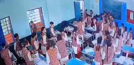 Bhopal के स्कूल में छत का प्लास्टर गिरने से छात्र और शिक्षक बाल-बाल बचे Bhopal के स्कूल में छत का प्लास्टर गिरने से छात्र और शिक्षक बाल-बाल बचे