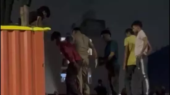 Noida : तिरपाल ठीक कर रहा था ट्रक चालक, हाई वोल्टेज करंट ने ली जान Noida : तिरपाल ठीक कर रहा था ट्रक चालक, हाई वोल्टेज करंट ने ली जान