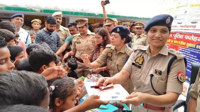 Farrukhabad: महिलाओं की समस्याएं सुनते हुए एसपी ने बच्चों को दिया प्यार का तोहफा Farrukhabad: महिलाओं की समस्याएं सुनते हुए एसपी ने बच्चों को दिया प्यार का तोहफा