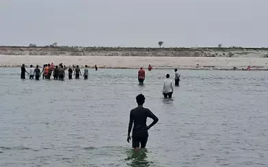 Ballia: गंगा किनारे मिला युवक का शव Ballia: गंगा किनारे मिला युवक का शव