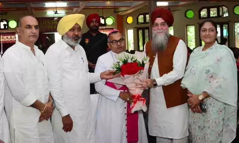 Speaker और वित्त मंत्री ने धार्मिक समारोह के दौरान नव नियुक्त बिशप का स्वागत किया Speaker और वित्त मंत्री ने धार्मिक समारोह के दौरान नव नियुक्त बिशप का स्वागत किया