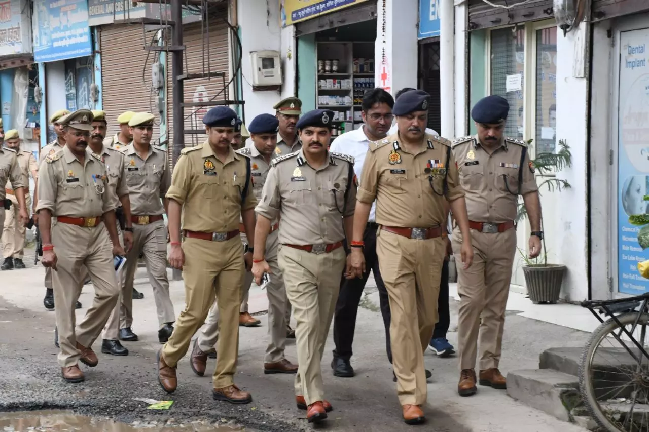 Meerut में पुलिस पर महिलाओं से बदसलूकी का आरोप, जांच शुरू Meerut में पुलिस पर महिलाओं से बदसलूकी का आरोप, जांच शुरू