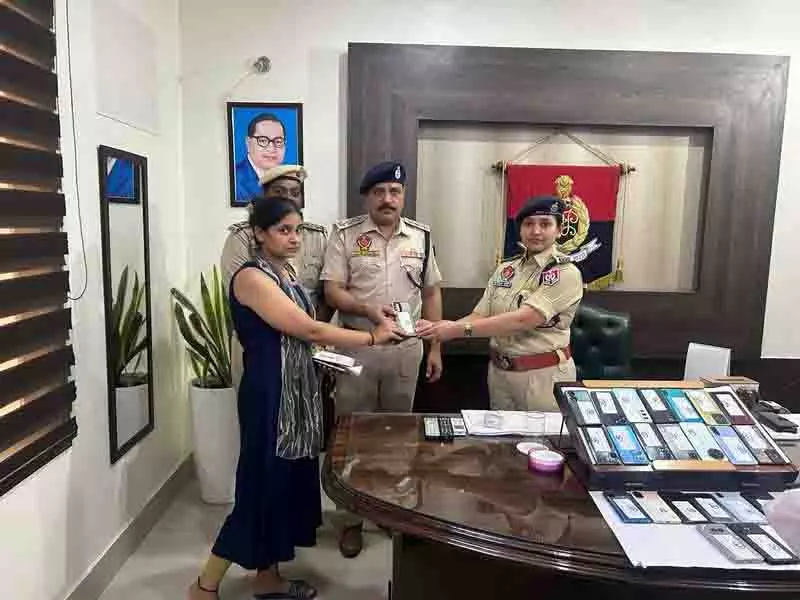 Phagwara पुलिस ने 25 खोए हुए मोबाइल फोन बरामद कर उनके मालिकों को लौटाए Phagwara पुलिस ने 25 खोए हुए मोबाइल फोन बरामद कर उनके मालिकों को लौटाए
