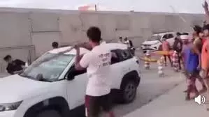 Bareilly में कांवड़ियों का हंगामा, कार पर पथराव, पुलिस देखती रह गई Bareilly में कांवड़ियों का हंगामा, कार पर पथराव, पुलिस देखती रह गई