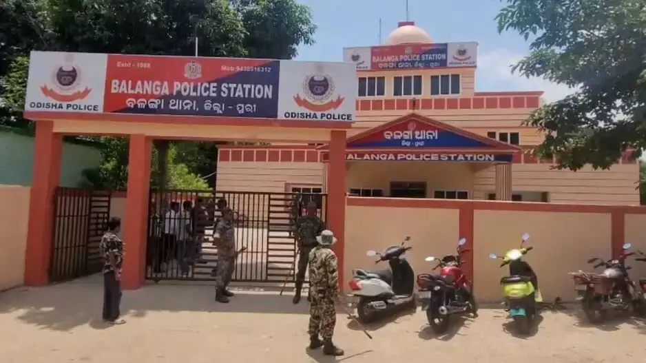 Puri : युवती को आग लगाने का मामला, 8 लोगों से पुलिस की पूछताछ Puri : युवती को आग लगाने का मामला, 8 लोगों से पुलिस की पूछताछ