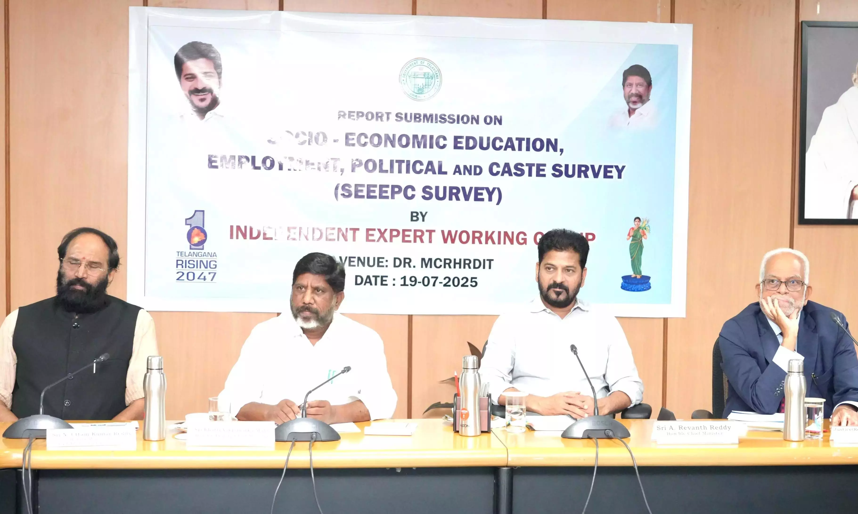 Telangana के मुख्यमंत्री रेवंत को पिछड़ेपन पर 300 पृष्ठों की रिपोर्ट मिली Telangana के मुख्यमंत्री रेवंत को पिछड़ेपन पर 300 पृष्ठों की रिपोर्ट मिली