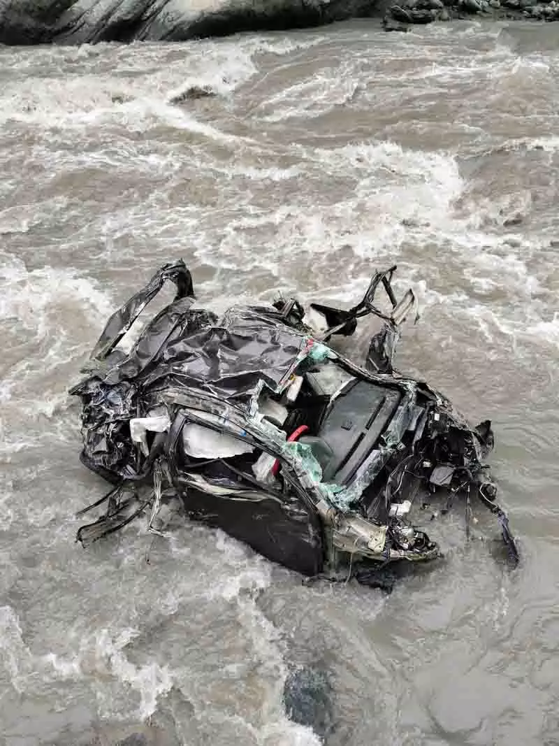 Chamba district में कार के नदी में गिरने से दंपत्ति घायल Chamba district में कार के नदी में गिरने से दंपत्ति घायल