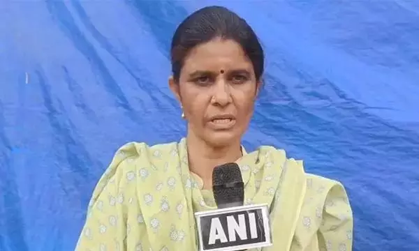 YSRCP की श्रीदेवी ने रोजा पर अभद्र टिप्पणी के लिए गाली भानु प्रकाश की आलोचना की YSRCP की श्रीदेवी ने रोजा पर अभद्र टिप्पणी के लिए गाली भानु प्रकाश की आलोचना की