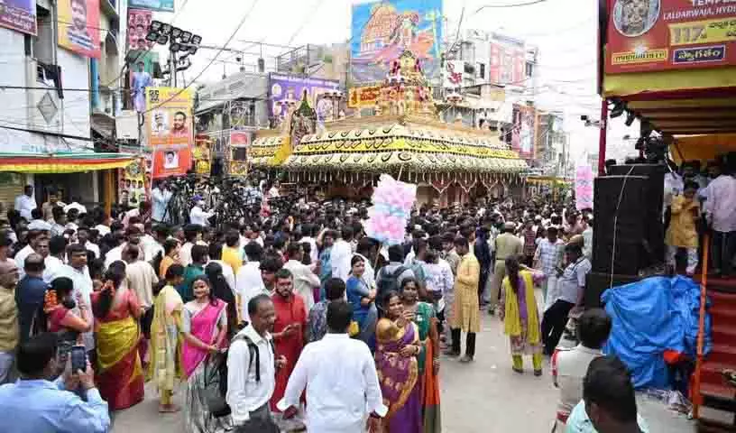 Hyderabad के पुराने शहर में बोनालू मनाने के लिए उमड़े लोग Hyderabad के पुराने शहर में बोनालू मनाने के लिए उमड़े लोग