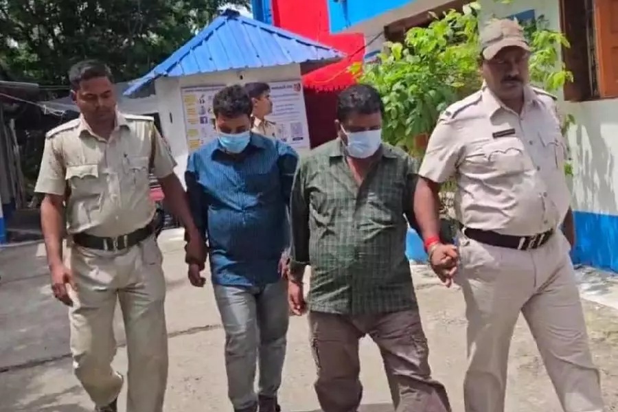 Bengal: संदेशखली होटल से 9 करोड़ रुपये के नकली नोट जब्त, दो गिरफ्तार Bengal: संदेशखली होटल से 9 करोड़ रुपये के नकली नोट जब्त, दो गिरफ्तार