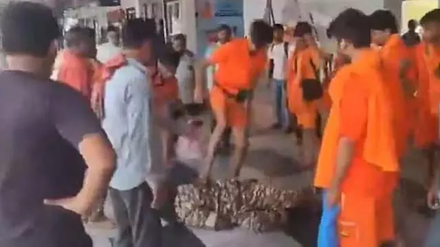 UP : कांवड़ यात्रियों ने सीआरपीएफ जवान पर लात-घूंसों से हमला किया UP : कांवड़ यात्रियों ने सीआरपीएफ जवान पर लात-घूंसों से हमला किया