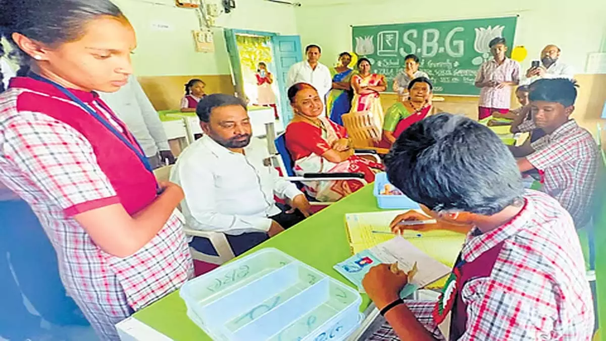 बहीखाते में सबक: ZPHS गर्रेपल्ली में बन रहे हैं छात्र बैंकर बहीखाते में सबक: ZPHS गर्रेपल्ली में बन रहे हैं छात्र बैंकर