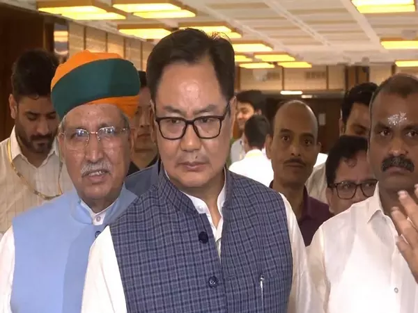 न्यायमूर्ति वर्मा को हटाने के लिए 100 से अधिक सांसदों के हस्ताक्षर एकत्र किए गए: किरेन रिजिजू न्यायमूर्ति वर्मा को हटाने के लिए 100 से अधिक सांसदों के हस्ताक्षर एकत्र किए गए: किरेन रिजिजू