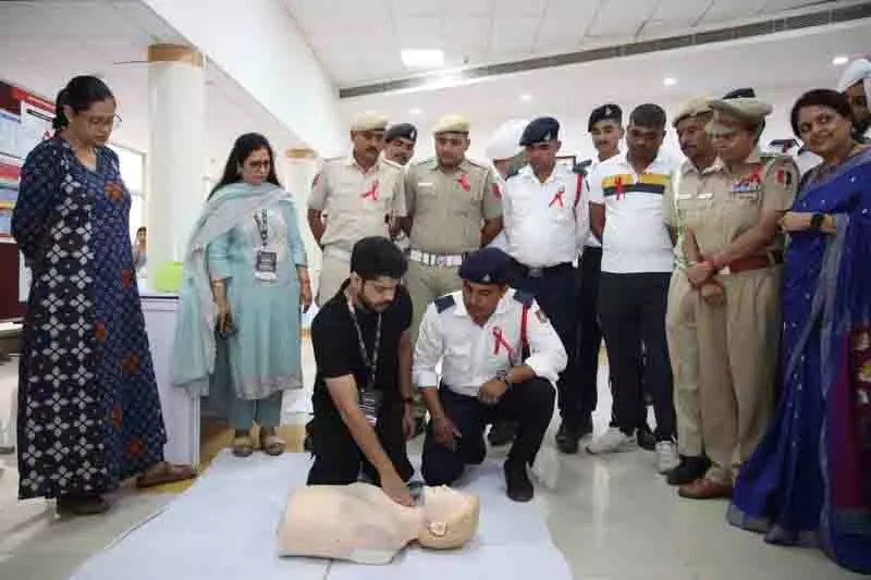 PGI के विशेषज्ञों ने यातायात पुलिसकर्मियों को जीवन रक्षक आघात प्रतिक्रिया का प्रशिक्षण दिया PGI के विशेषज्ञों ने यातायात पुलिसकर्मियों को जीवन रक्षक आघात प्रतिक्रिया का प्रशिक्षण दिया