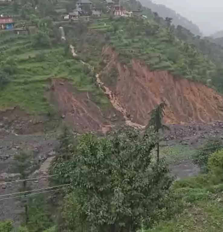 Darang village में लगातार भूस्खलन से 70 अनुसूचित जाति परिवारों के घरों को खतरा Darang village में लगातार भूस्खलन से 70 अनुसूचित जाति परिवारों के घरों को खतरा