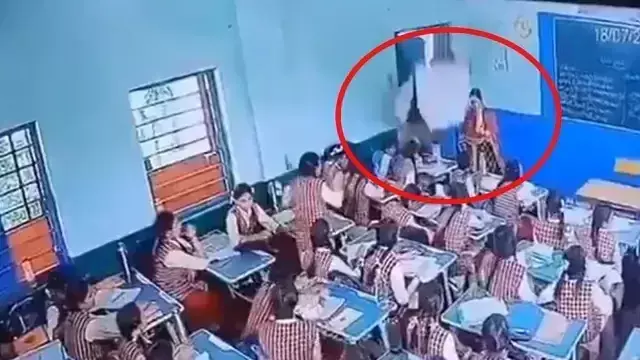 Bhopal: एमएलबी स्कूल की कक्षा में गिरा छत का प्लास्टर, छात्राएं हुईं घायल Bhopal: एमएलबी स्कूल की कक्षा में गिरा छत का प्लास्टर, छात्राएं हुईं घायल