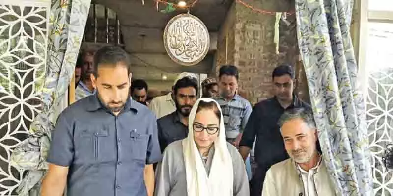 Srinagar: दरख़्शां दरगाह पर मत्था टेकते हैं Srinagar: दरख़्शां दरगाह पर मत्था टेकते हैं