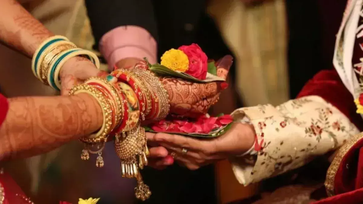 Lucknow: झूठी पहचान से रचाई शादी, खुलासे के बाद मचा हड़कंप Lucknow: झूठी पहचान से रचाई शादी, खुलासे के बाद मचा हड़कंप