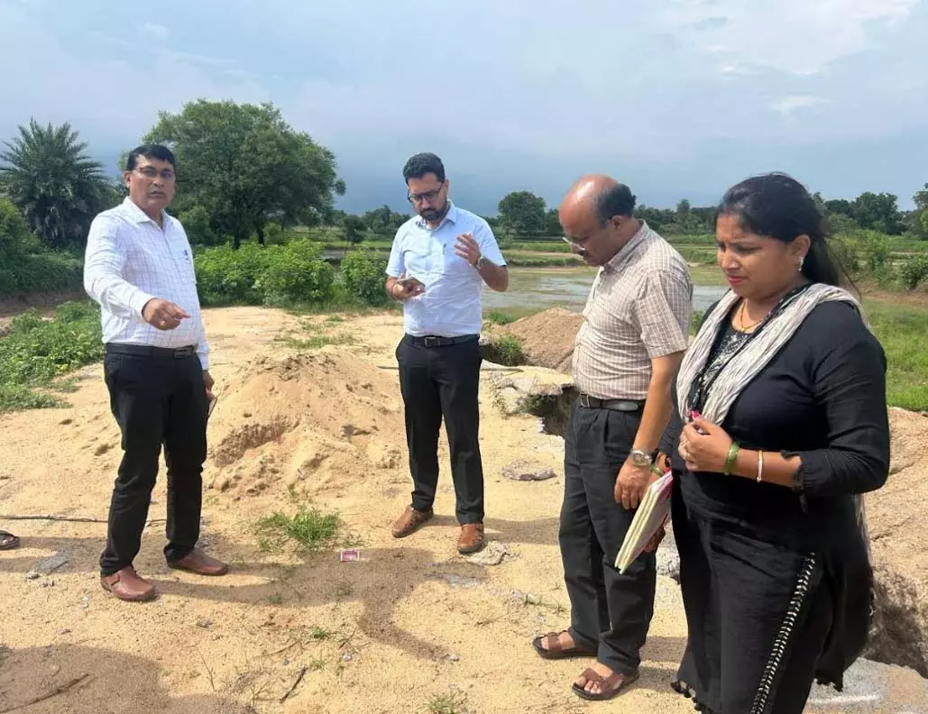 कलेक्टर ने किया गढ़फूलझर का औचक निरीक्षण कलेक्टर ने किया गढ़फूलझर का औचक निरीक्षण