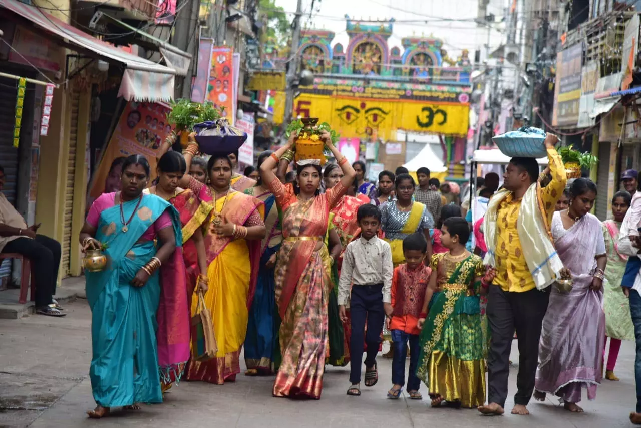 Telangana में कड़ी सुरक्षा के बीच बोनालु का जश्न धूमधाम से मनाया गया Telangana में कड़ी सुरक्षा के बीच बोनालु का जश्न धूमधाम से मनाया गया