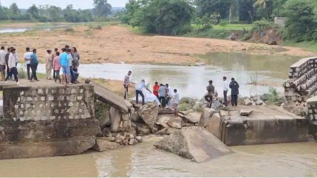 CG BREAKING: नदी में तैरती मिली युवक की लाश, फैली सनसनी CG BREAKING: नदी में तैरती मिली युवक की लाश, फैली सनसनी