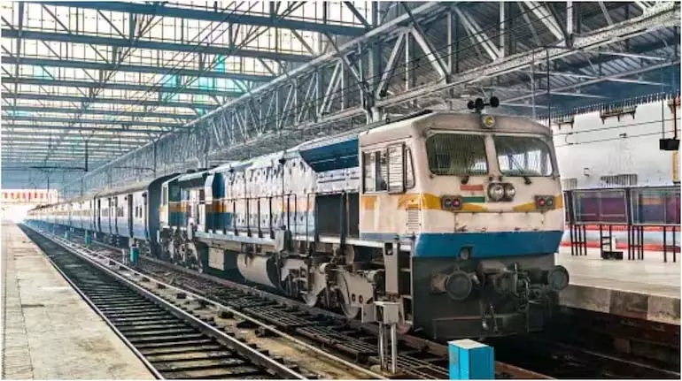 मुंबई लोकल में सीट विवाद के बाद महिलाओं में मारपीट, भाषा विवाद में तब्दील मुंबई लोकल में सीट विवाद के बाद महिलाओं में मारपीट, भाषा विवाद में तब्दील