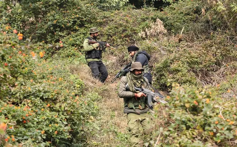 J-K के किश्तवाड़ में सुरक्षा बलों और आतंकवादियों के बीच गोलीबारी J-K के किश्तवाड़ में सुरक्षा बलों और आतंकवादियों के बीच गोलीबारी
