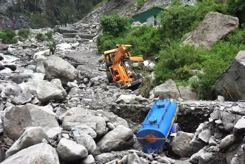 Kangra में भारी बारिश से 19 लोगों की मौत, 130 करोड़ रुपये का नुकसान Kangra में भारी बारिश से 19 लोगों की मौत, 130 करोड़ रुपये का नुकसान