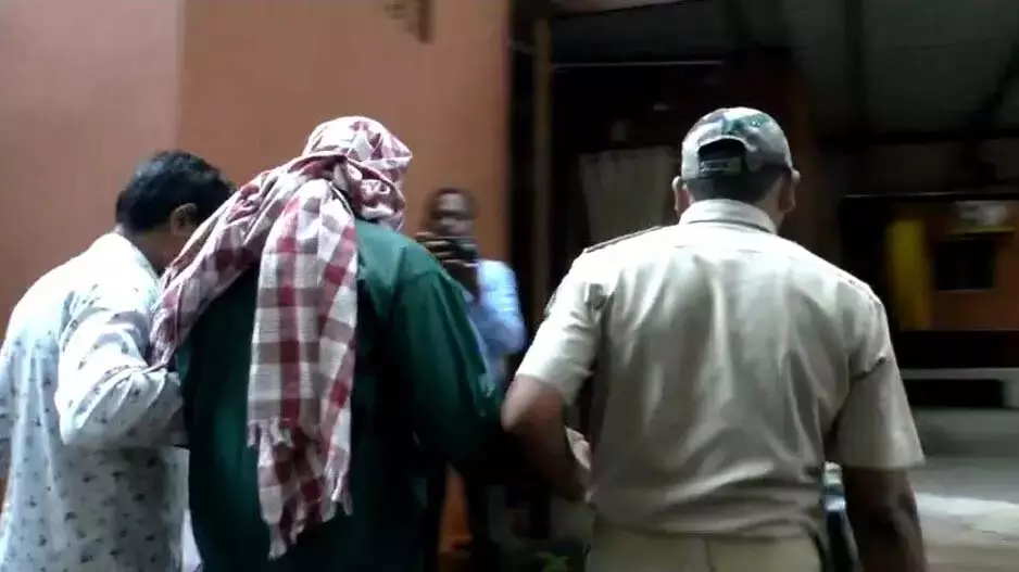 Odisha : अग्निशमन अधिकारी की गिरफ़्तारी, शोषण के आरोपों ने मचाई सनसनी Odisha : अग्निशमन अधिकारी की गिरफ़्तारी, शोषण के आरोपों ने मचाई सनसनी