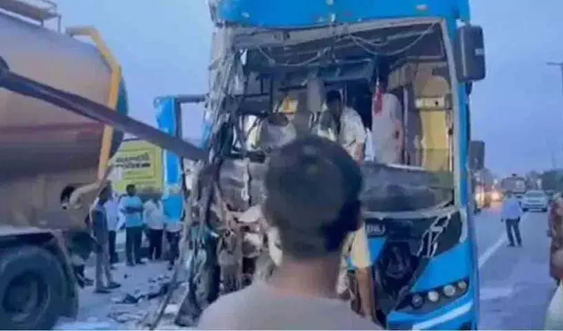 Addanki-Narkatpally राजमार्ग पर बस और लॉरी में टक्कर Addanki-Narkatpally राजमार्ग पर बस और लॉरी में टक्कर
