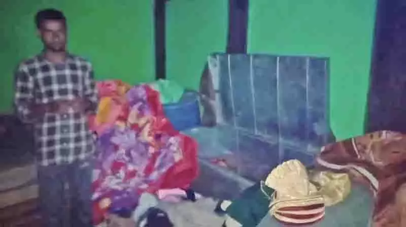 Rajouri village में खानाबदोश के घर चोरों ने धावा बोला, कीमती सामान चुराया Rajouri village में खानाबदोश के घर चोरों ने धावा बोला, कीमती सामान चुराया