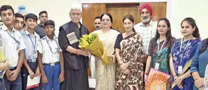 LG Sinha ने जम्मू संस्कृति स्कूल के विशेष आवश्यकता वाले छात्रों से मुलाकात की LG Sinha ने जम्मू संस्कृति स्कूल के विशेष आवश्यकता वाले छात्रों से मुलाकात की