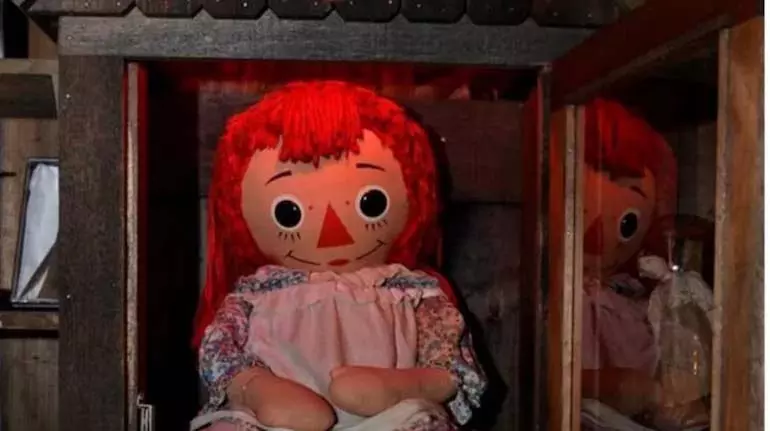 Annabelle doll, असाधारण अन्वेषक की मृत्यु के बाद उसके कमरे से गायब हो गई Annabelle doll, असाधारण अन्वेषक की मृत्यु के बाद उसके कमरे से गायब हो गई