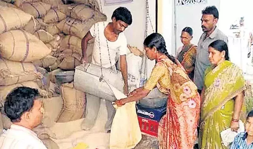 नए राशन कार्ड पर चावल कब मिलेगा.. लाभार्थी असमंजस में! नए राशन कार्ड पर चावल कब मिलेगा.. लाभार्थी असमंजस में!