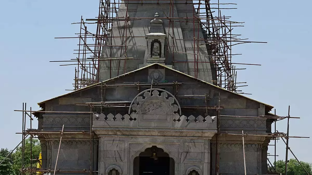 अखिलेश यादव ने इटावा में बनवाया भव्य शिव मंदिर, सपा की नई रणनीति के संकेत अखिलेश यादव ने इटावा में बनवाया भव्य शिव मंदिर, सपा की नई रणनीति के संकेत