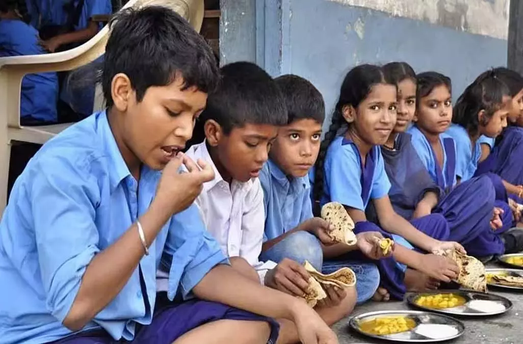 स्कूल में 50 छात्र उपस्थित, 515 ने खाया मध्याह्न भोजन! स्कूल में 50 छात्र उपस्थित, 515 ने खाया मध्याह्न भोजन!