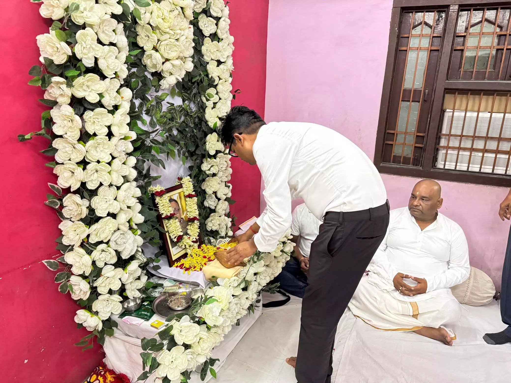 वित्त मंत्री ओपी चौधरी ने विजय बपोडिया को अर्पित की श्रद्धांजलि वित्त मंत्री ओपी चौधरी ने विजय बपोडिया को अर्पित की श्रद्धांजलि