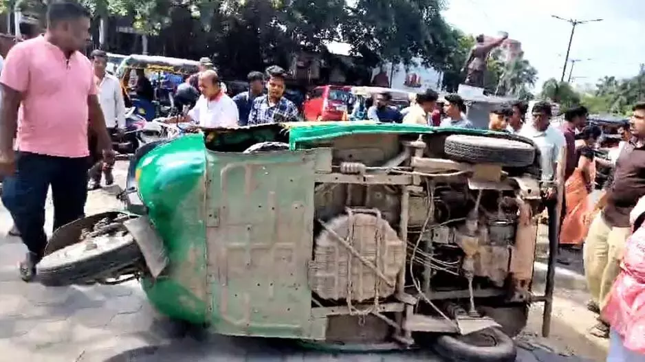 Puri : दर्दनाक सड़क दुर्घटना में 3 महिला पर्यटक घायल Puri : दर्दनाक सड़क दुर्घटना में 3 महिला पर्यटक घायल