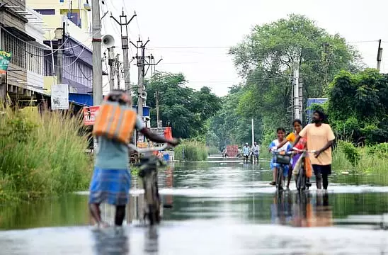 पश्चिम मिदनापुर प्रशासन को बाढ़ प्रभावित जिले से हुए नुकसान की रिपोर्ट मिली पश्चिम मिदनापुर प्रशासन को बाढ़ प्रभावित जिले से हुए नुकसान की रिपोर्ट मिली