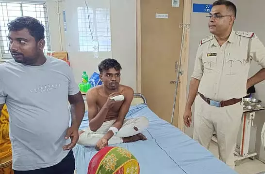 नागरिक स्वयंसेवक के प्रदर्शन में युवक की उंगली कटी नागरिक स्वयंसेवक के प्रदर्शन में युवक की उंगली कटी