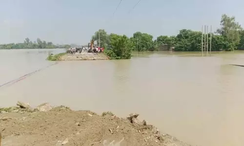 UP News: गंगा उफान पर, सैकड़ों घर जलमग्न