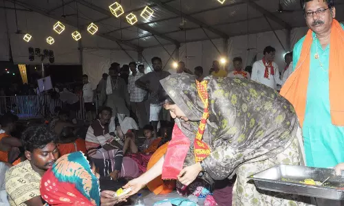 Shamli: इकरा हसन ने शिवभक्तों की सेवा में बांटा प्रसाद Shamli: इकरा हसन ने शिवभक्तों की सेवा में बांटा प्रसाद