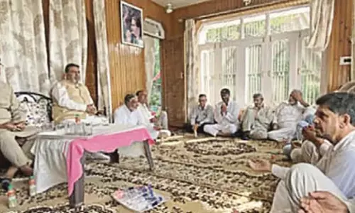अल्ताफ बुखारी ने शोक संतप्त परिवार से मुलाकात की अल्ताफ बुखारी ने शोक संतप्त परिवार से मुलाकात की