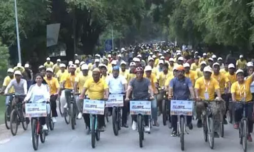 वाराणसी : केंद्रीय खेल मंत्री मनसुख मांडविया ने किया संडे ऑन साइकिल रैली का नेतृत्व
